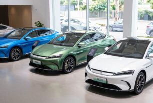 BYD King vs Toyota Corolla Hybrid comparativo de sedãs médios híbridos em 2026