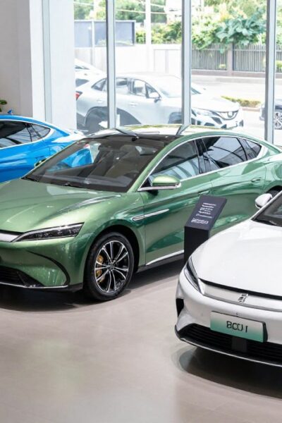 BYD King vs Toyota Corolla Hybrid comparativo de sedãs médios híbridos em 2026